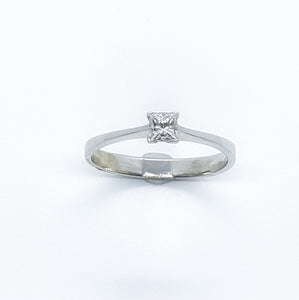 18Ct white gold princess cut solitaire ring 0.30ct.
